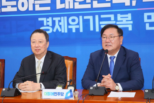 김태년 민주당 원내대표가 19일 국회에서 박용만 대한상의 회장과 만나 인사말을 하고 있다. 연합뉴스